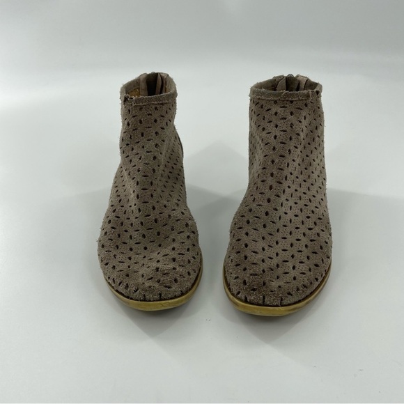 Lucky Brand Suede Bergyn Laser Cut Taupe Ankle Boot 6M Almond Toe Stacked Heel - Picture 5 of 12